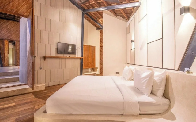 Stunning 2-br Penthouse With View, 800m to Beach