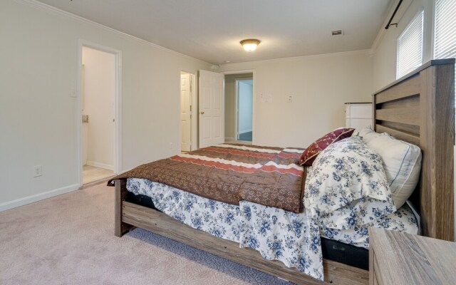 Spacious Triangle Townhome - Near Hiking & Golf!