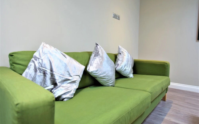 Modern two Bedroom Next TO Brighton Station