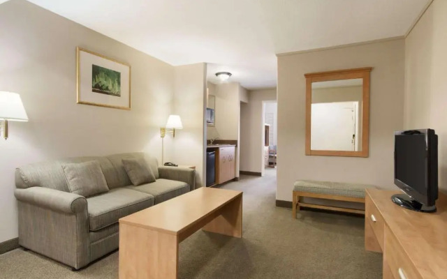 Days Inn & Suites - Thunder Bay