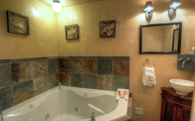 127 Ridgepoint 3 Bedroom Townhouse by RedAwning