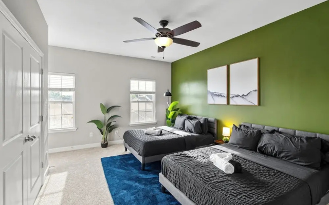 Upscale King 3BR Townhouse in Pineville