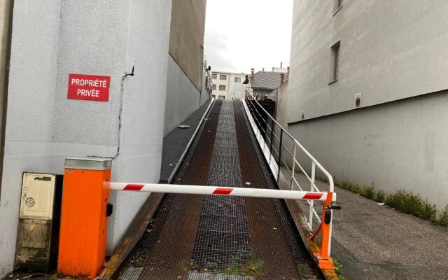 LE CARDINAL, appartement avec parking privé, gare, centre ville,