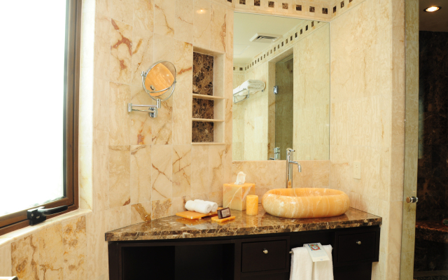 El Taj Oceanfront & Beachside Condo Hotel