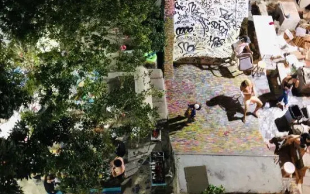 Left-hand hostel in Xichong,shenzhen