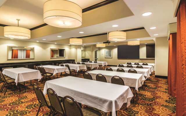 La Quinta Inn & Suites by Wyndham Fargo-Medical Center