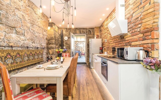 Amazing Home in Icici With Wifi and 5 Bedrooms