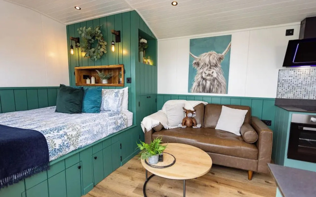 Willows Rest - 1 Bed Shepherd's Hut - Pentlepoir