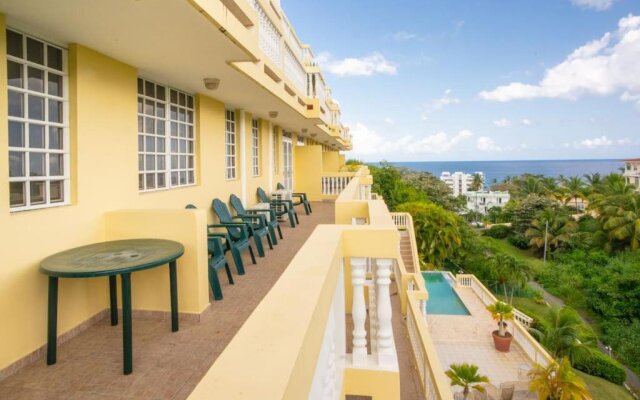 3 bdr apt with pool steps from Sandy Beach