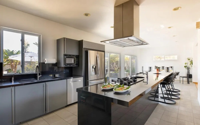 Beachcomber by AvantStay | 1 Block from Beach - Modern Estate w/ Ocean Views