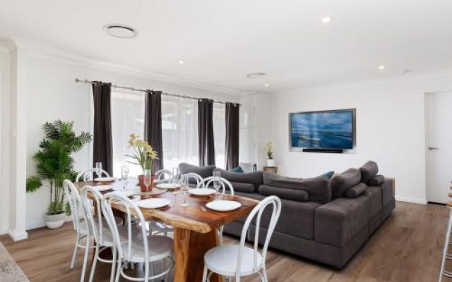 Bay Dream Believer', 16 Verona Road - Pet Friendly, Boat Parking And Wifi – Guest Rooms – Shoal Bay