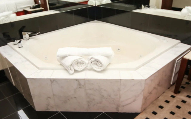 Delta Hotels by Marriott Milwaukee Northwest