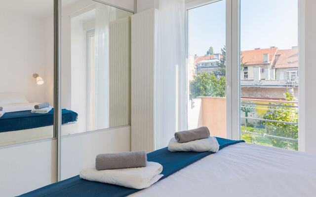 2BDR Design Apartment with Beautiful Terrace View