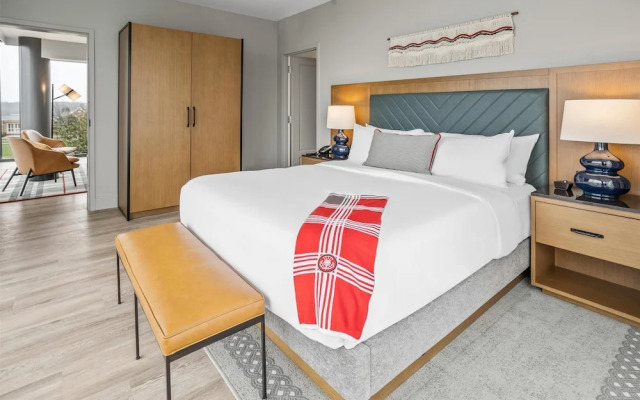 The Highlander at Radford, Tapestry Collection by Hilton