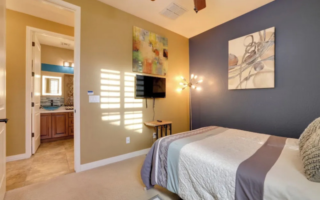 Putting Green & Hot Tub: Goodyear Retreat!