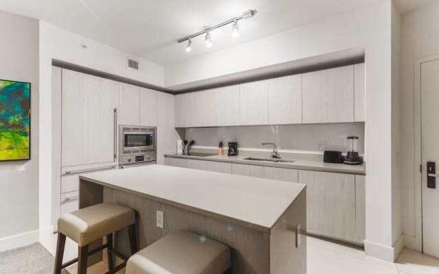 Perfect Beachfront Condo: Comfort & Luxury