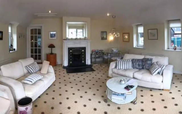 2 Bedroom Harbour View Apartment in Kinsale