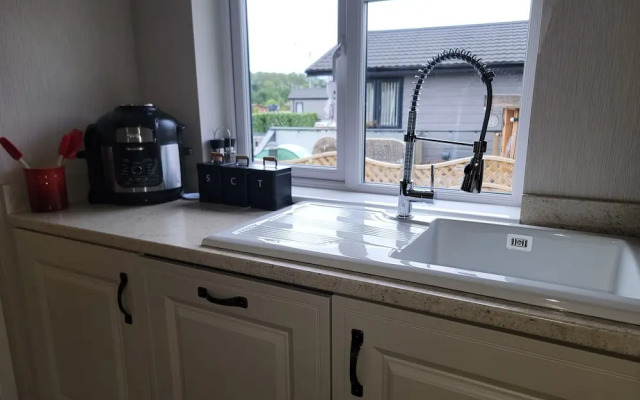 Luxury 2-bed Lodge in Routh, Sleeps 4 With Hot Tub