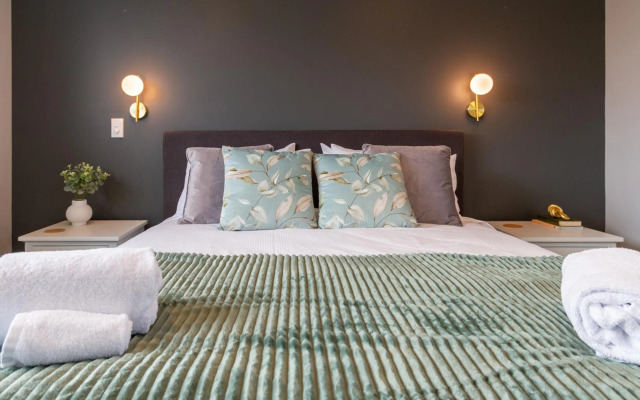 Art Deco 2 bed by Latimer Square