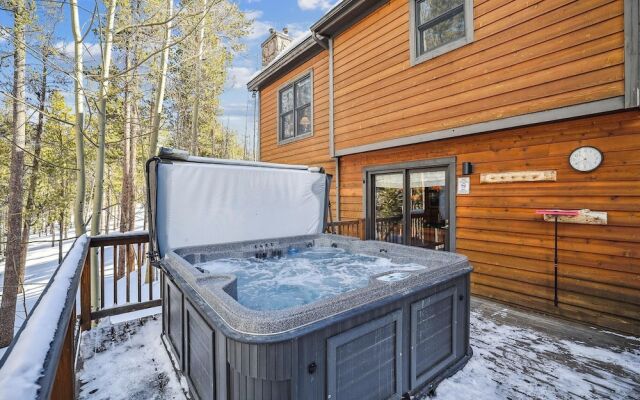 Wildwood Peaks 4 Bedroom Home by RedAwning