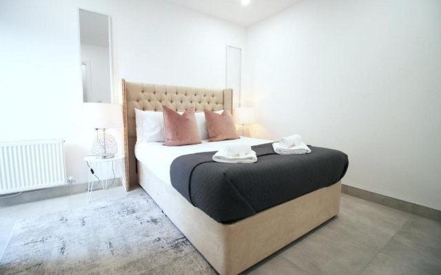 NEW Spacious 2 Bed Getaway - Private Courtyard! - Underfloor Heating