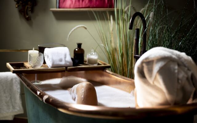 Romantic Lodge on Edge of Nature Reserve