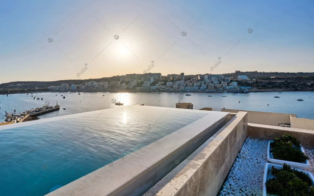 Luxury House With Pool