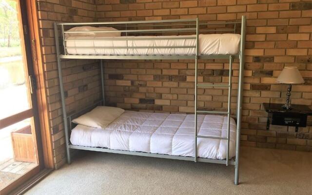 Magdala Motor Lodge & Lakeside Restaurant