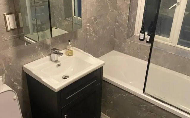 Lovely 3-bed House in Potters Bar Jacuzzi & 75inch