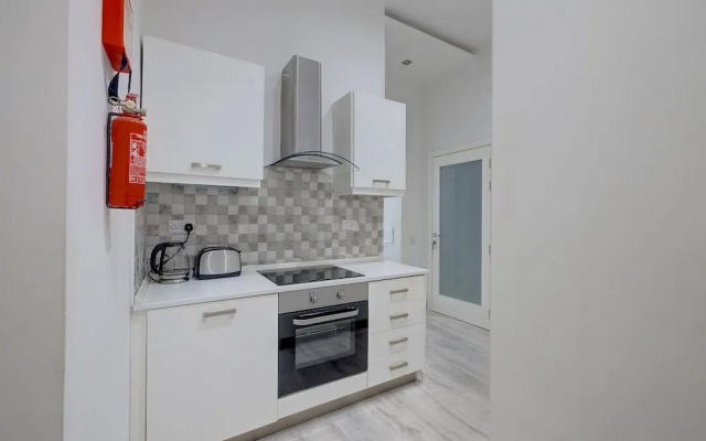 Stylish 2BR Apart, Steps Away from the Beach