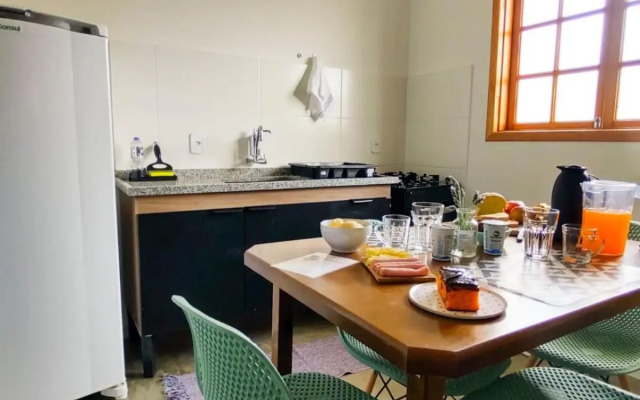 Casa de Tijolinho com Netflix e estacionamento