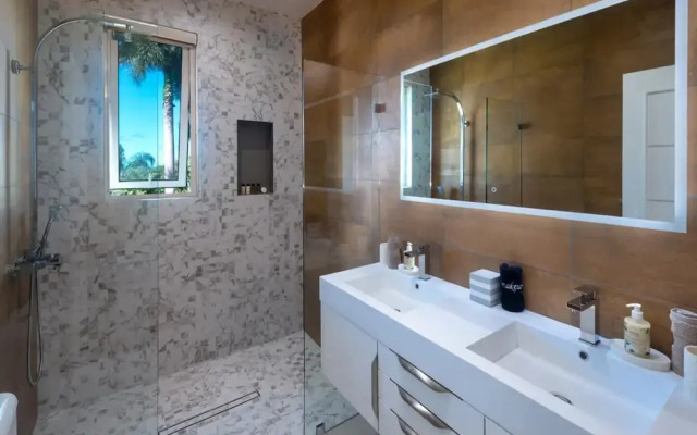 Sunny Vacation Villa 34