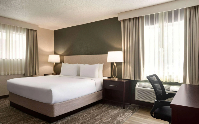 Mai Hana Hotel & Suites