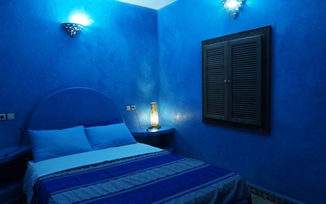 Double Bedroom and Spacious Garden With Swimming Pool