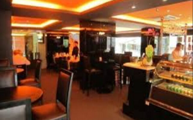 Queen Central Apartment Hotel