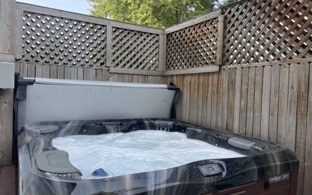 The Magnolia House in Old Town - Private Hot Tub