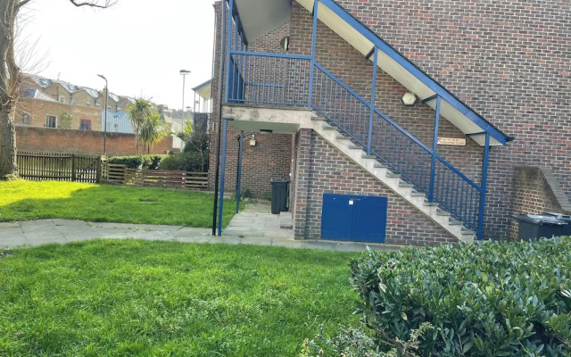 London Apartment - Sleeps 3-city Escape- Balcony