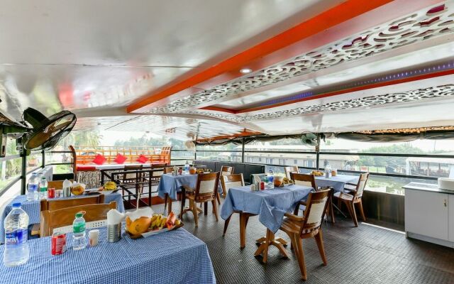 Oyo 24920 Indraprastha Royal Castle Sharing Houseboat
