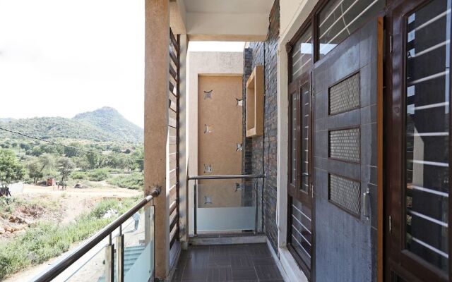 OYO 9777 Home Duplex Studio Airport Road