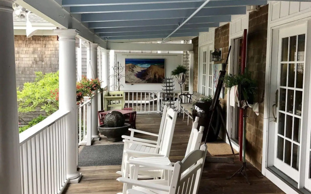 Vineyard Square Hotel & Suites