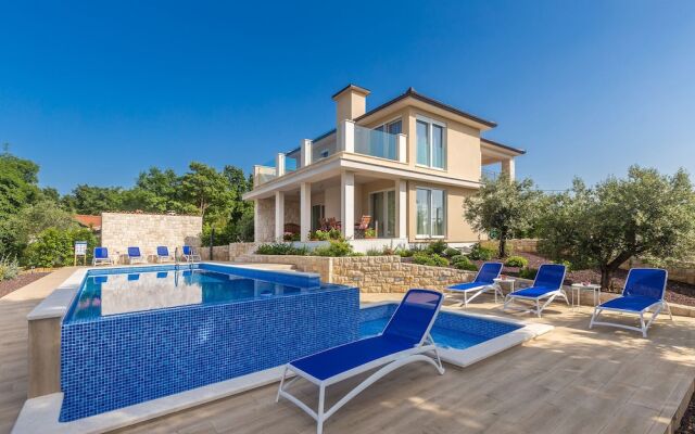 Villa Roko with Pool and Sauna