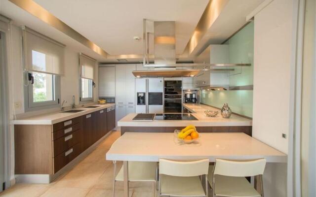 Luxury Villa Beachfront 5 Bedrooms 10-12 Persons