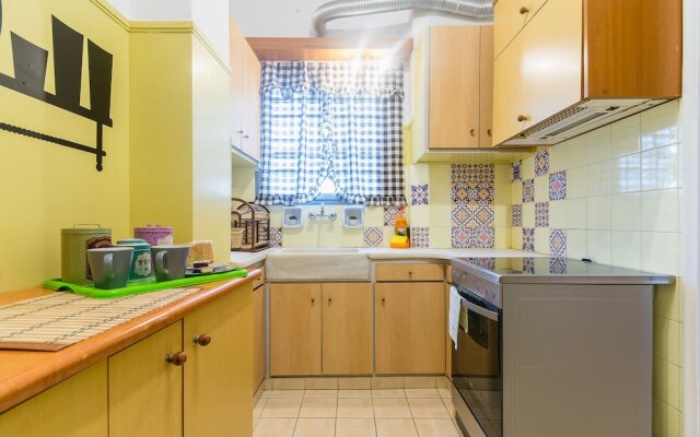 Comfy Kerameikos Apartment by Cloudkeys