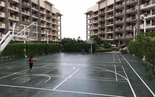 MaRoy Suites at Asteria Residences (Near NAIA with free Parking+Fiber Internet)