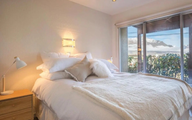 Central Style - 3 Bedroom Townhouse with Lakeview