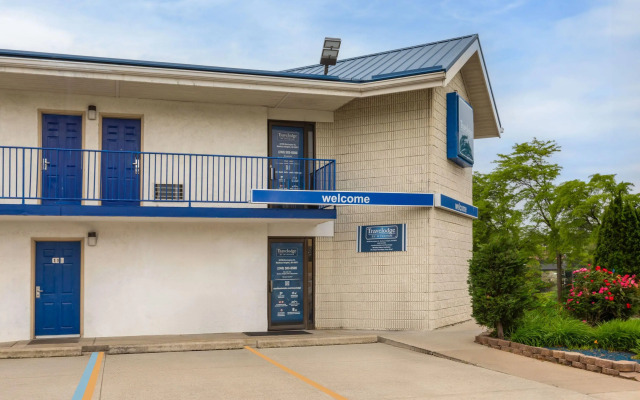 Travelodge by Wyndham Madison Heights MI