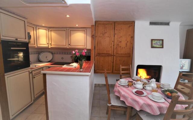 Apartment Ecureuil 200m2 Living room with fireplace