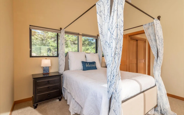 The Sixpence Beach Access Hot Tub