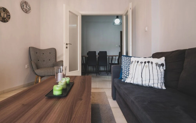 "Daydreamers Flat", staircase to Neos Kosmos