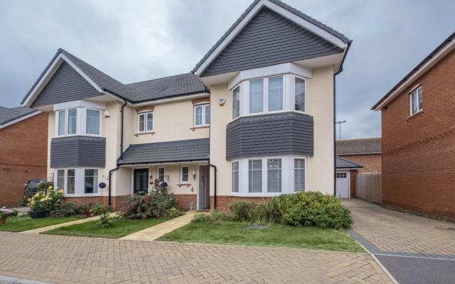 Oxlade Serviced Hse 3 Bedrms  6 singles